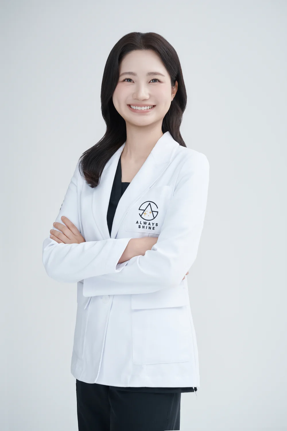 흰 가운을 입고 팔짱을 낀 채 미소 짓는 늘샤인의원 배미래 대표원장