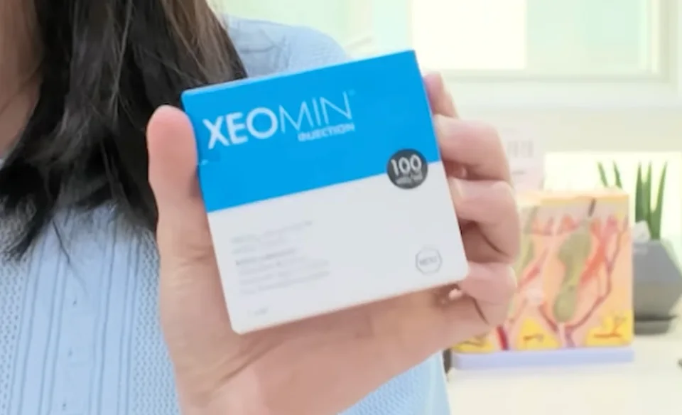 손으로 제오민 보톡스 정품 제품 상자를 들고 보여주고 있는 모습